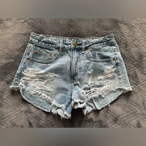 High waisted American Eagle shorts - destroyed with a lace pocket